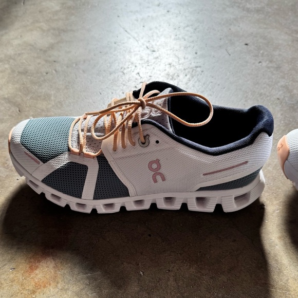 On Cloud Running Shoes - Picture 6 of 9